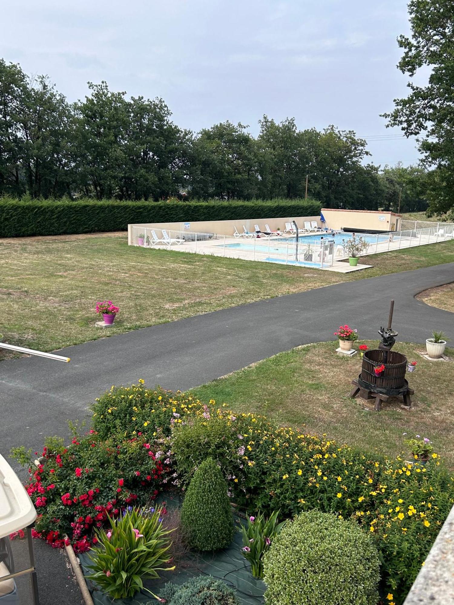 Camping Les Petites Minaudieres Coussay-les-Bois Exteriör bild