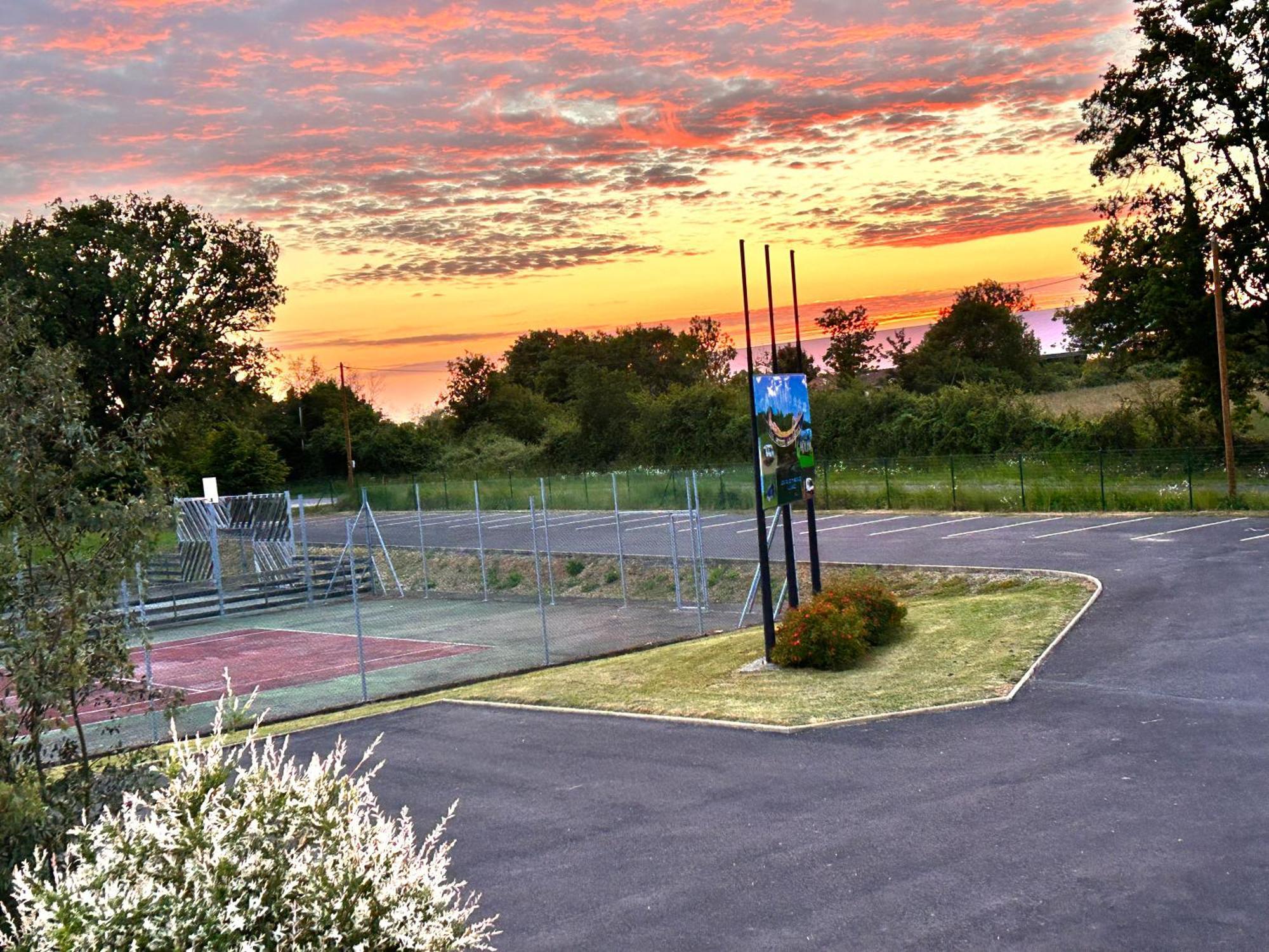 Camping Les Petites Minaudieres Coussay-les-Bois Exteriör bild