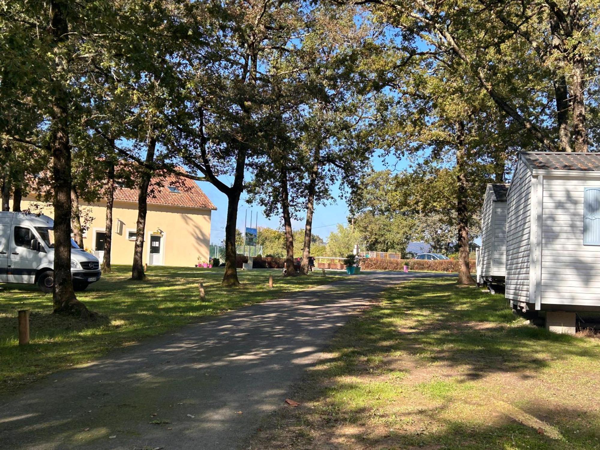 Camping Les Petites Minaudieres Coussay-les-Bois Exteriör bild